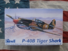 images/productimages/small/P-40B Tiger Shark Revell-Monogram 1;48 nw.voor.jpg